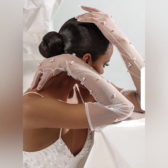 VOIR bride gloves Nika in Small. Excellent condition. White with pearl beads - Picture 2 of 8